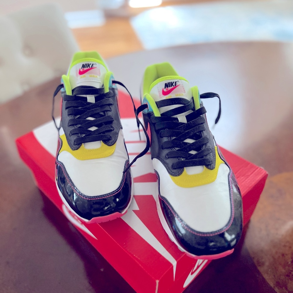 LIKE NEW!!! (Worn 1x for very short amount of time!!) Men’s Sz 11 Nike Air Max 1